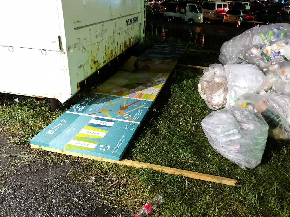 支柱が折れて倒れていました。