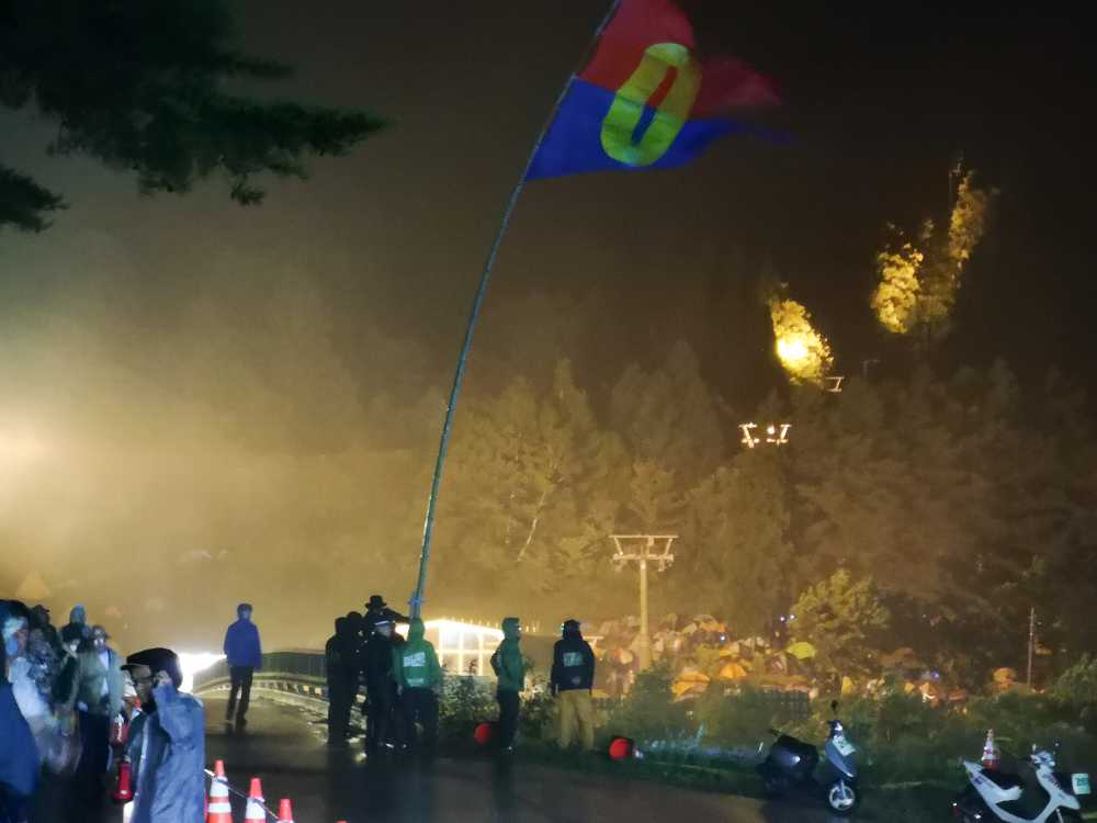 キャンプサイトの旗の取り外し。