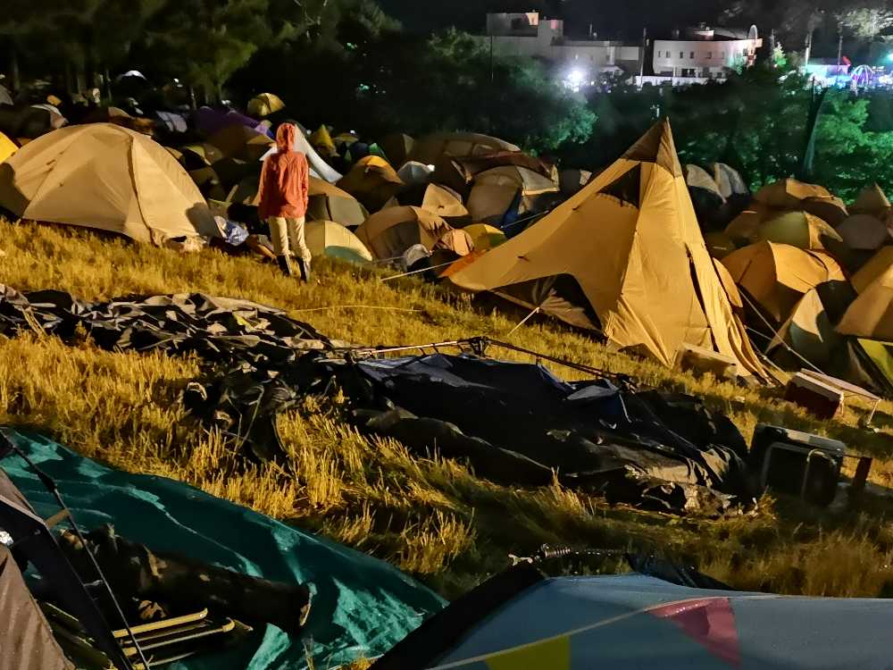 斜面で崩壊したテント。