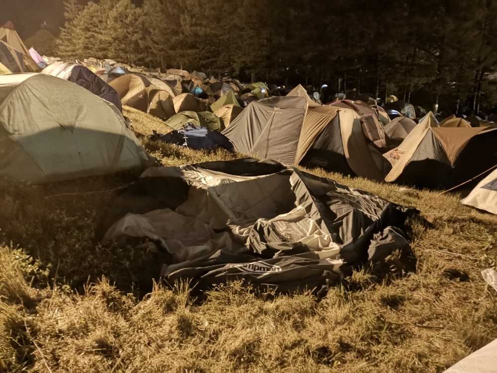 崩壊したテント。