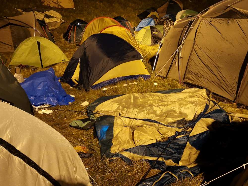 土に差し込むペグが強風で抜けたというのが多い。