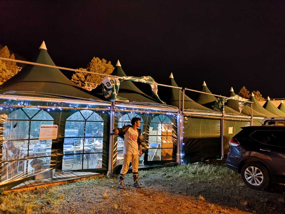 看板が強風で外れたキャンプサイトインフォメーションとキャンプよろず相談所。