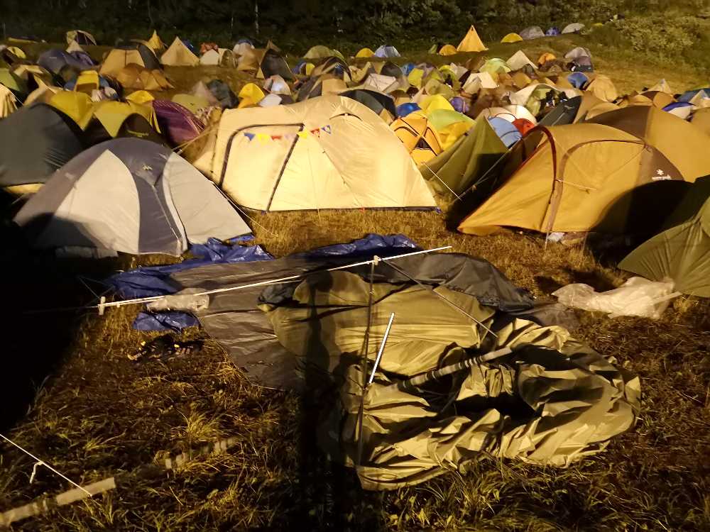 崩壊したテント。