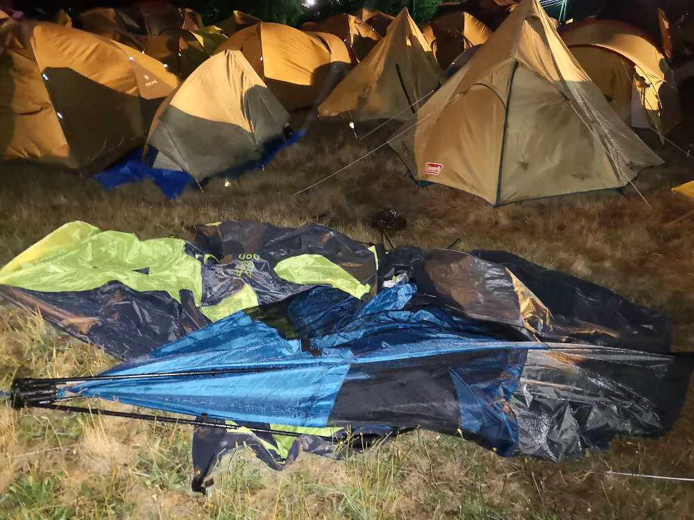 台風接近時のキャンプサイト。