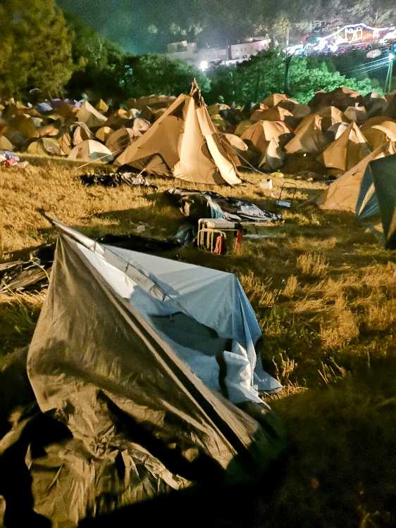 全体的な傾向として、崩壊しているのはコールマン、スノーピーク以外の安価なテントが多い。強風時の使用を想定していないため、ペグが弱く、すぐ抜けます。アウトドア用品店に行くと重くて長いペグを別売りしています。