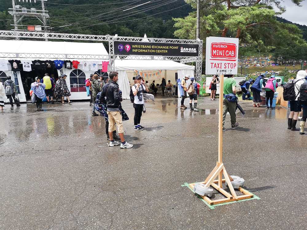 今回だけ登場した自転車タクシー、ミニキャブの停留所。