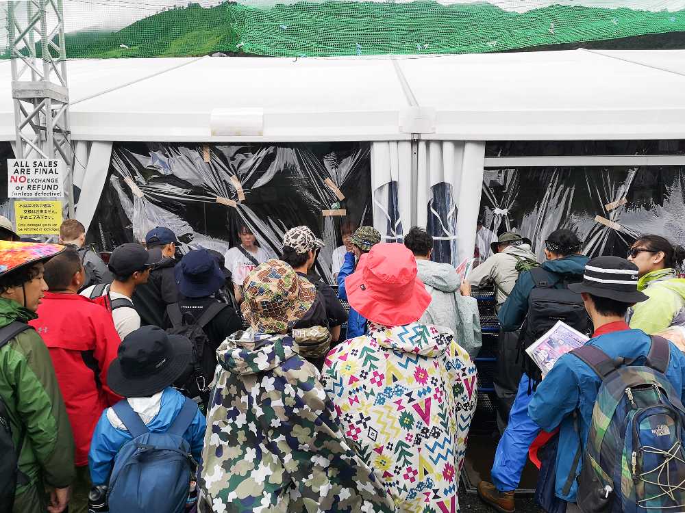 日曜の朝、台風通過後の公式グッズショップ。濡れないようにするためか、ビニールが貼られていました。