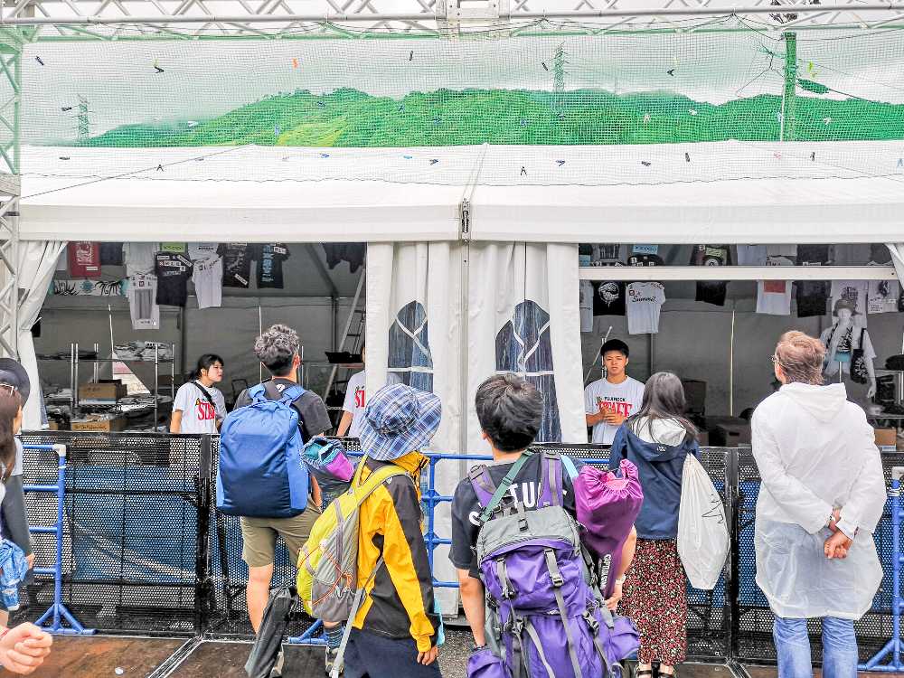 アーティストグッズショップはビニールなし。