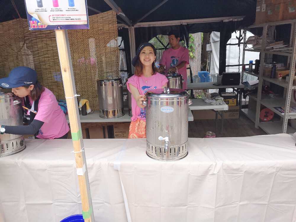 給茶用タンク。自分で蛇口をひねって給茶します。