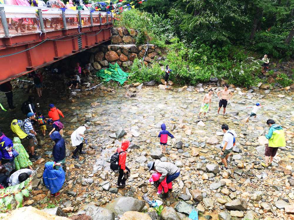 日曜のホワイト橋。空気充填のオブジェが潰れていました。空気を抜いたままかもしれません。