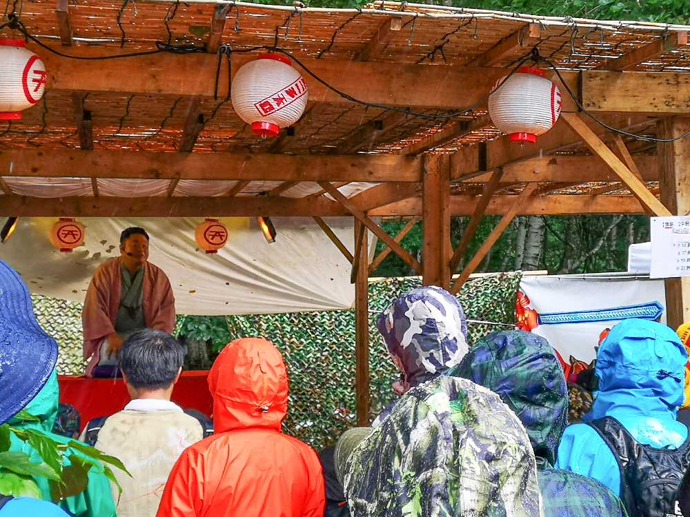 落語家はマイク付きで話していました。