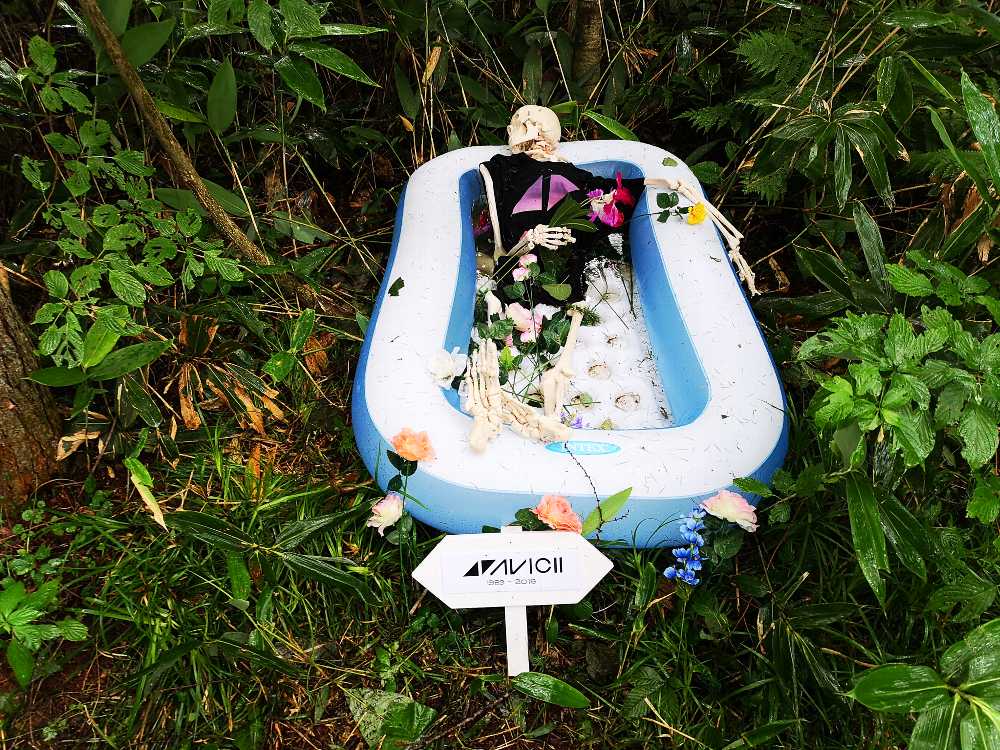 アヴィーチーを追悼するオブジェ。