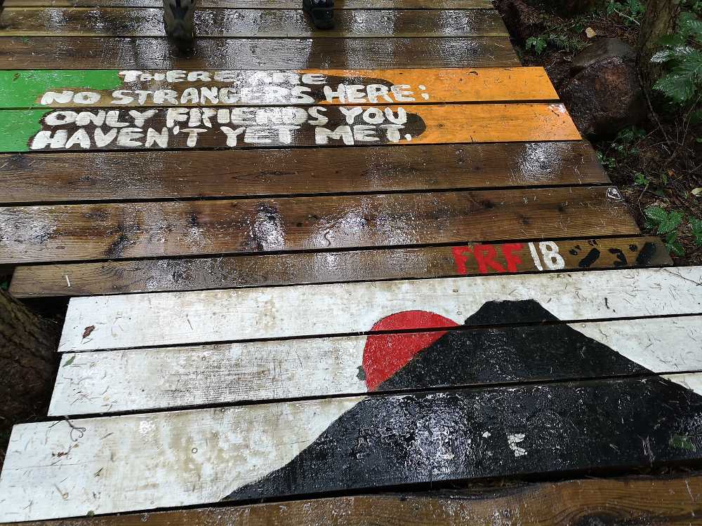 外国人らしきメッセージの板。