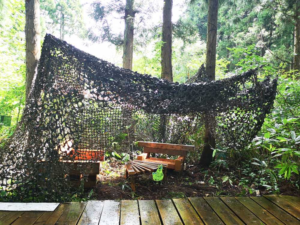 日よけ付きのベンチ。