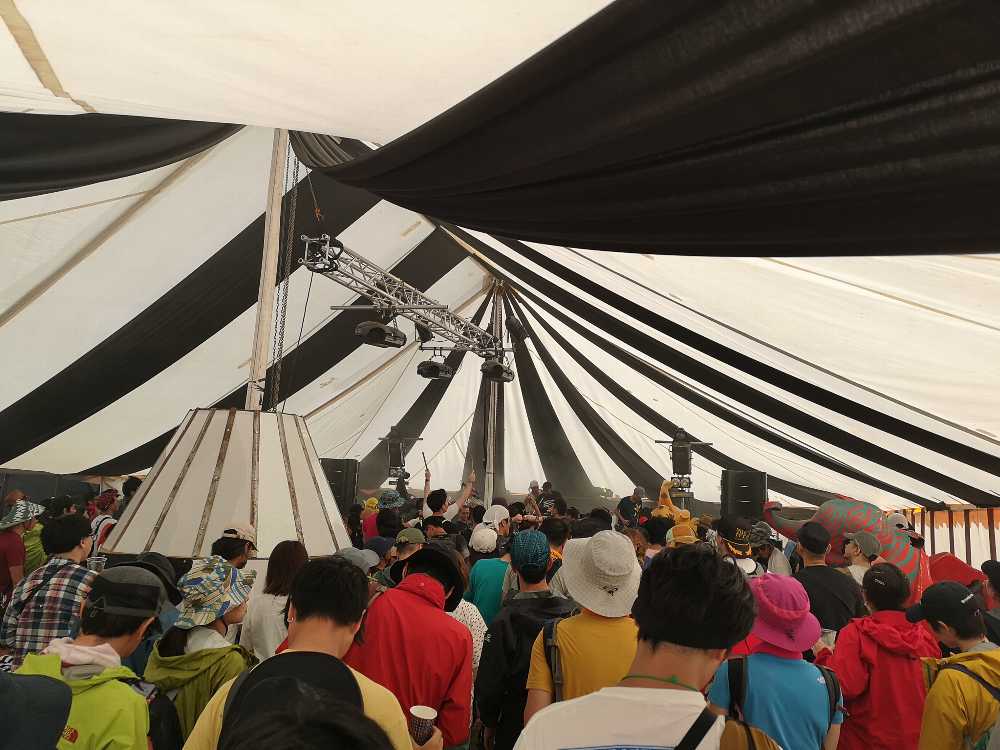 テントの屋根も白黒でした。