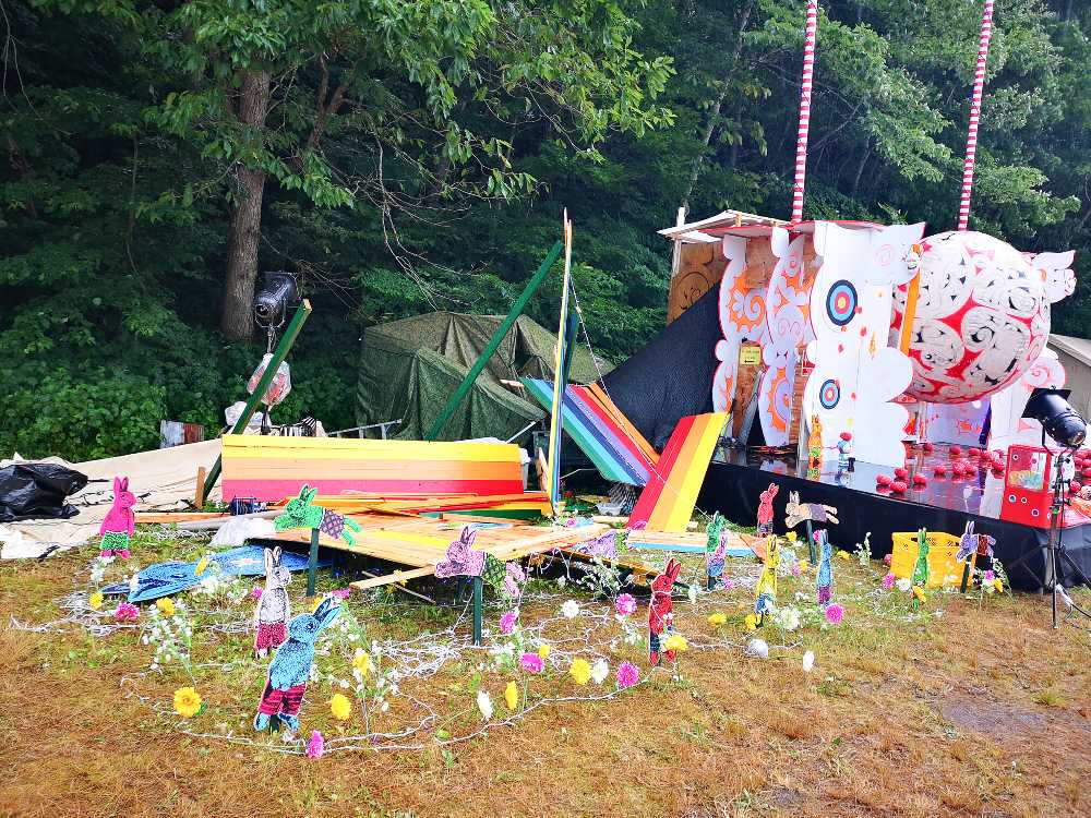 台風で破壊された写真撮影用の板。日曜の午後3時でもこの状態なので、日曜は放置されていたとみられます。