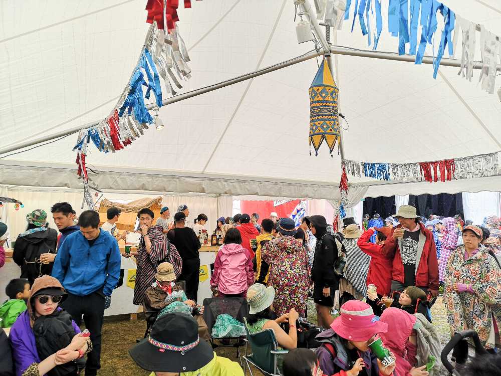 バーの内部。屋根があるのは貴重です。