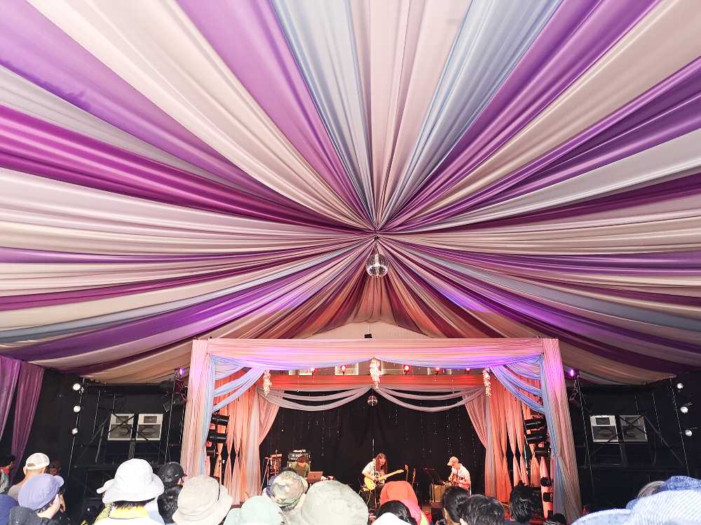 カフェドパリの内部。ステージは小さい。