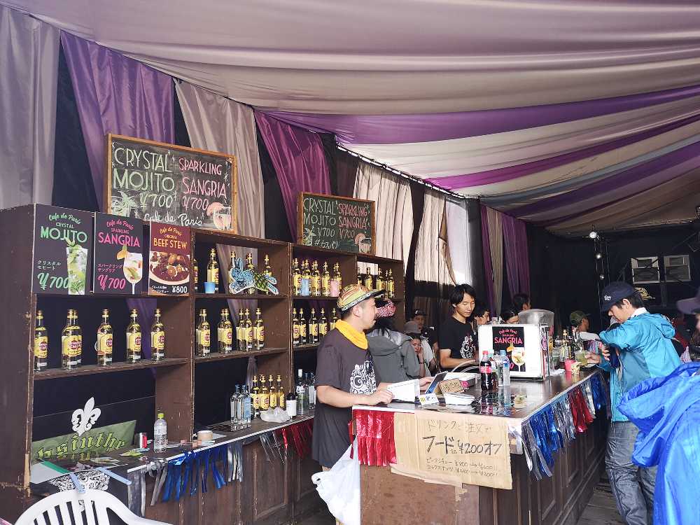 カフェドパリの中のバー。