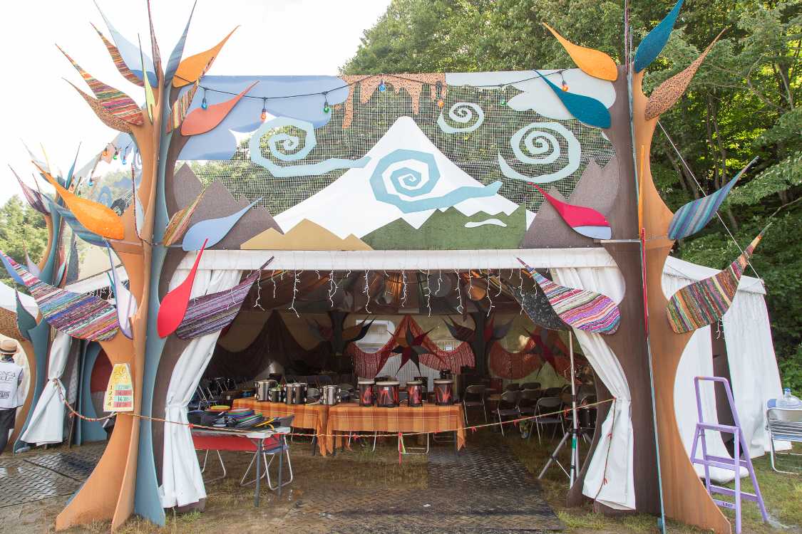 ストーンドサークルのドラムサークル。内部にドラム、パーカッションが並んでいます。