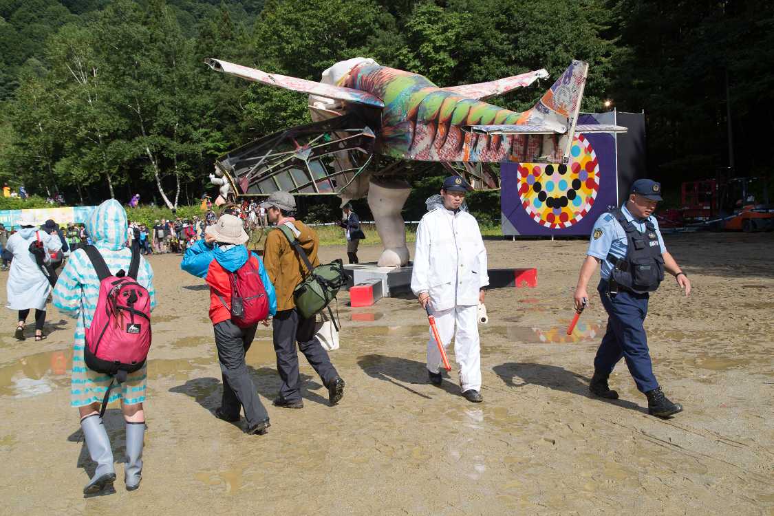 アンフェアグラウンドを巡回する警察官。