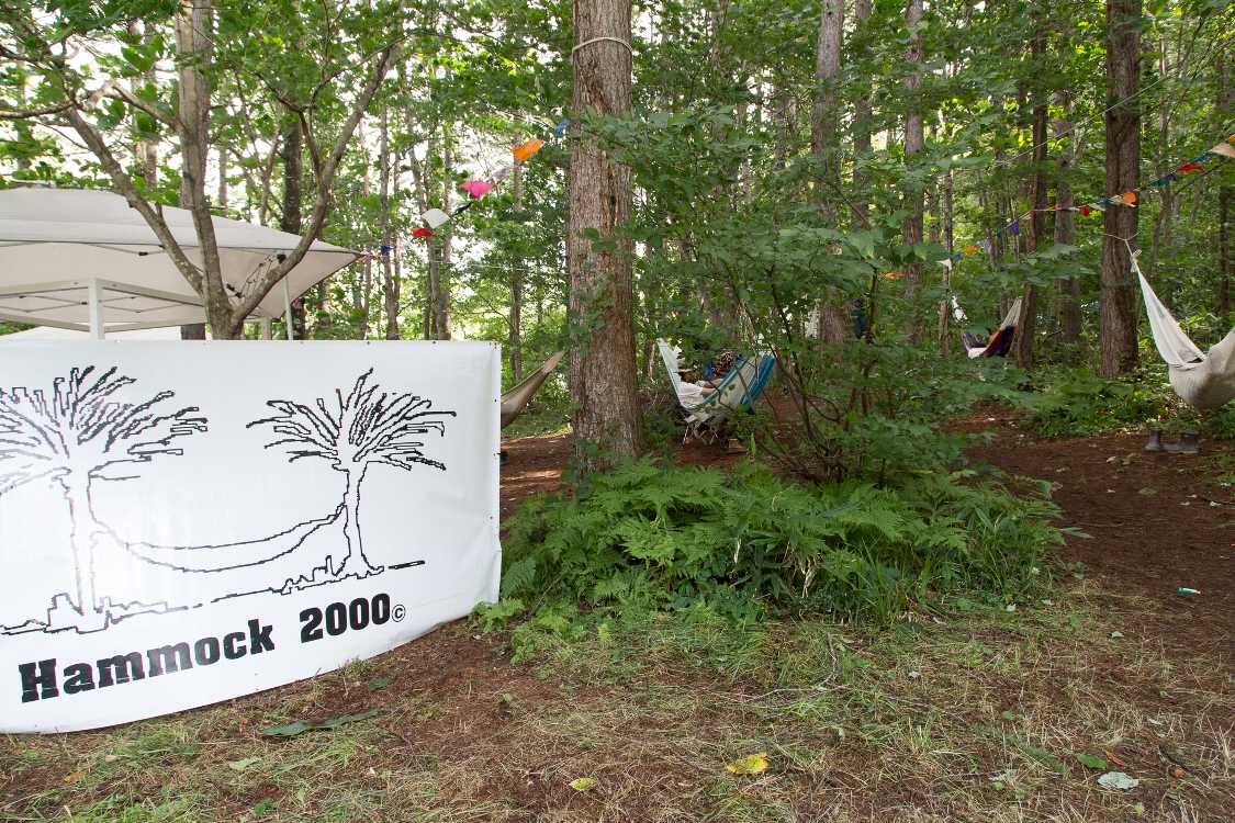 NGOビレッジとジプシーアバロンの通路。毎年あるハンモック。