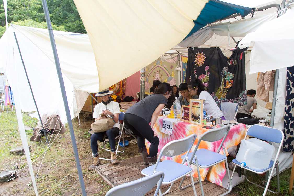 マッサージのテント。