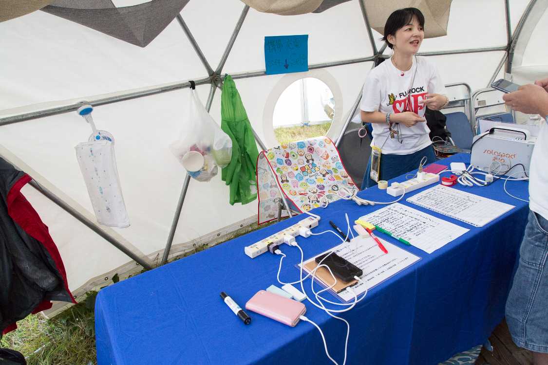 NGOドームに入ります。スマートフォンの充電の利用者は少なくなりました。