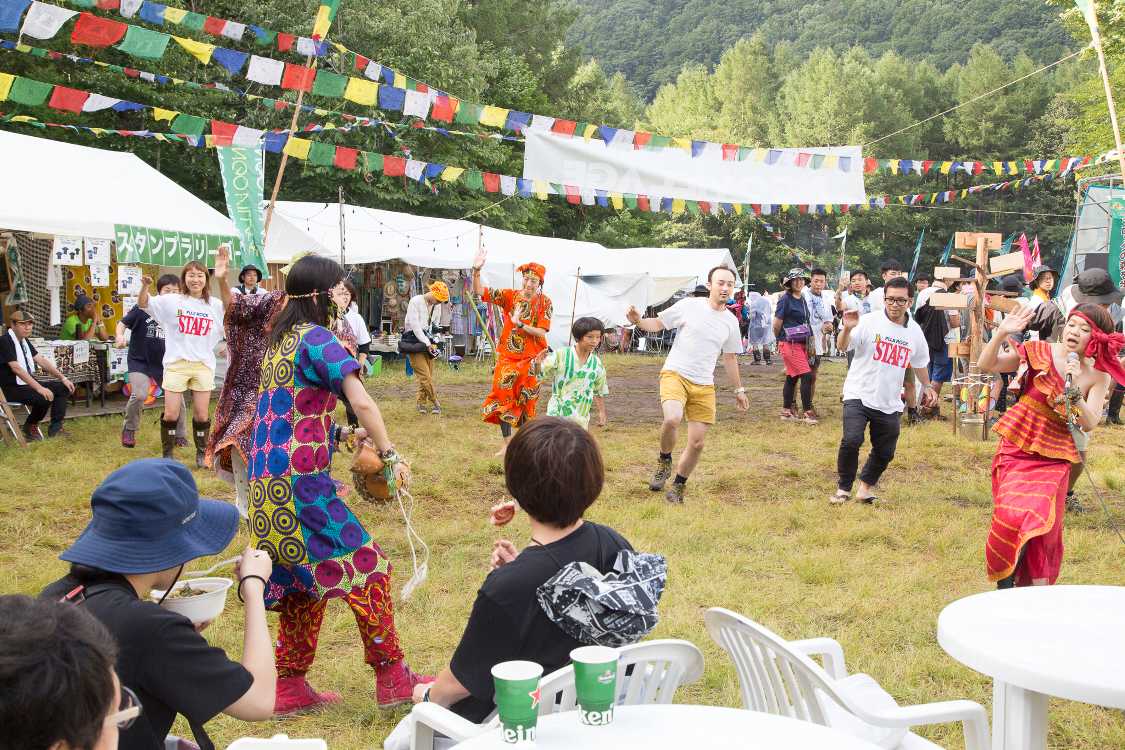 アフリカのダンスの練習。