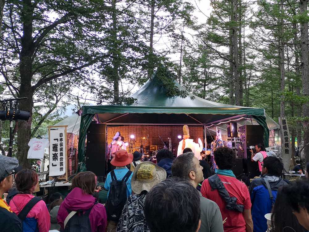 日本伝統舞台芸術「雅楽」。実際の雅楽は演者の配置が概ね決まっており、苗場食堂のステージでは定型の配置ができません。雅楽にも団体名があるはずです。