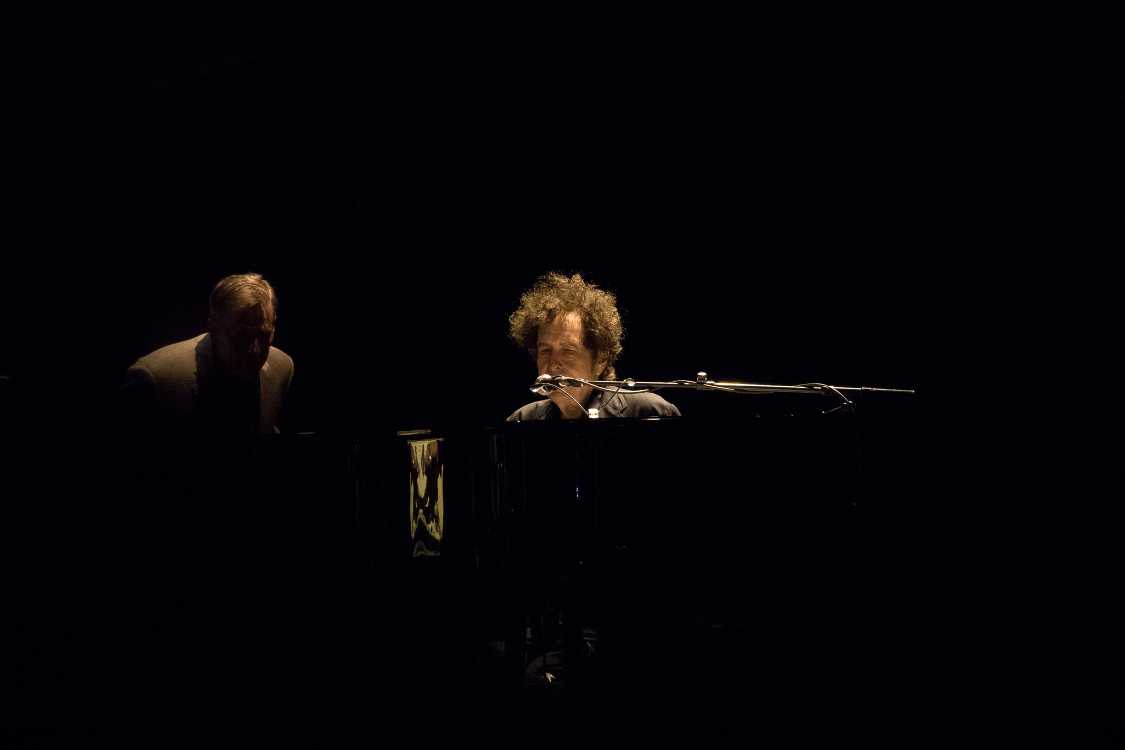 ボブ・ディランは近年のライブと同じように、ピアノとハーモニカでした。