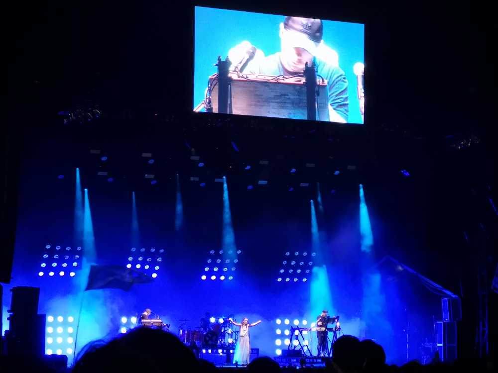 音楽の主導権はシンセサイザー、プログラミングの男性。広く知ってもらうための手段が白人の若い女性というのは、これまで無数に繰り返されてきたパターンです。