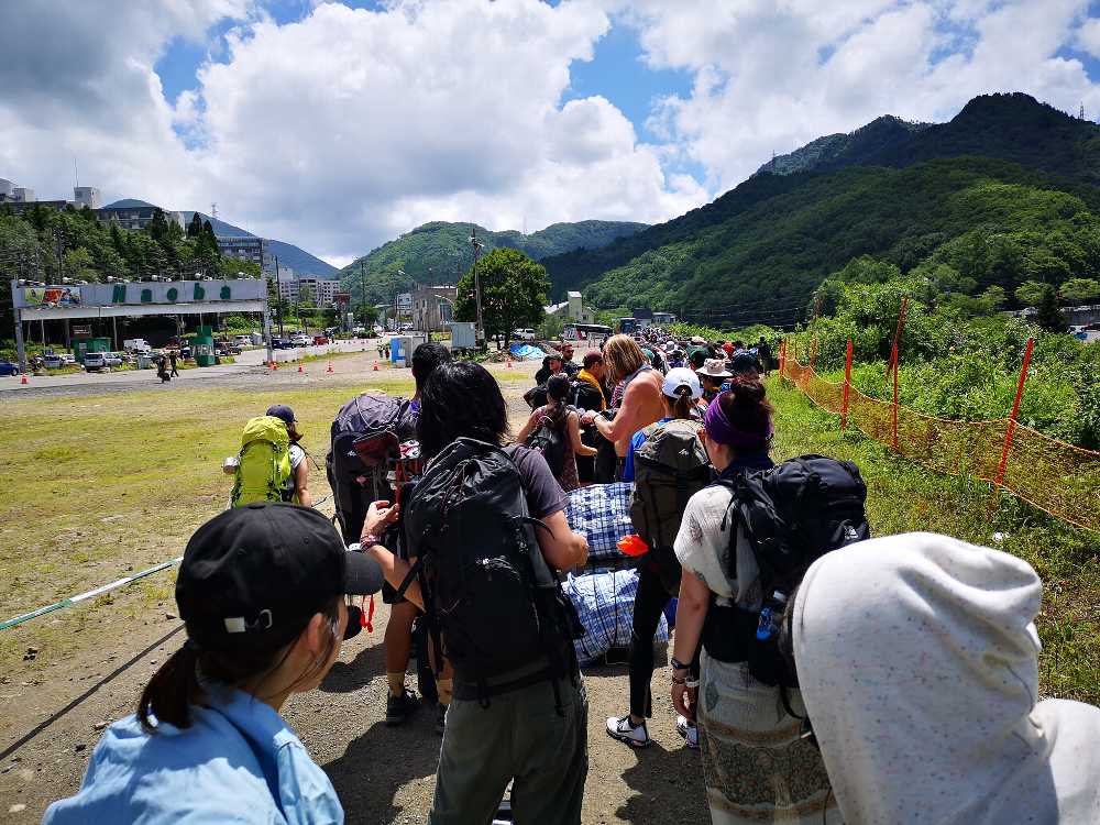 シャトルバスの行列。