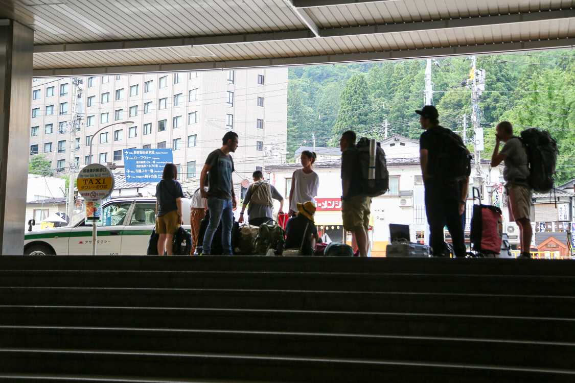 タクシー乗り場前。