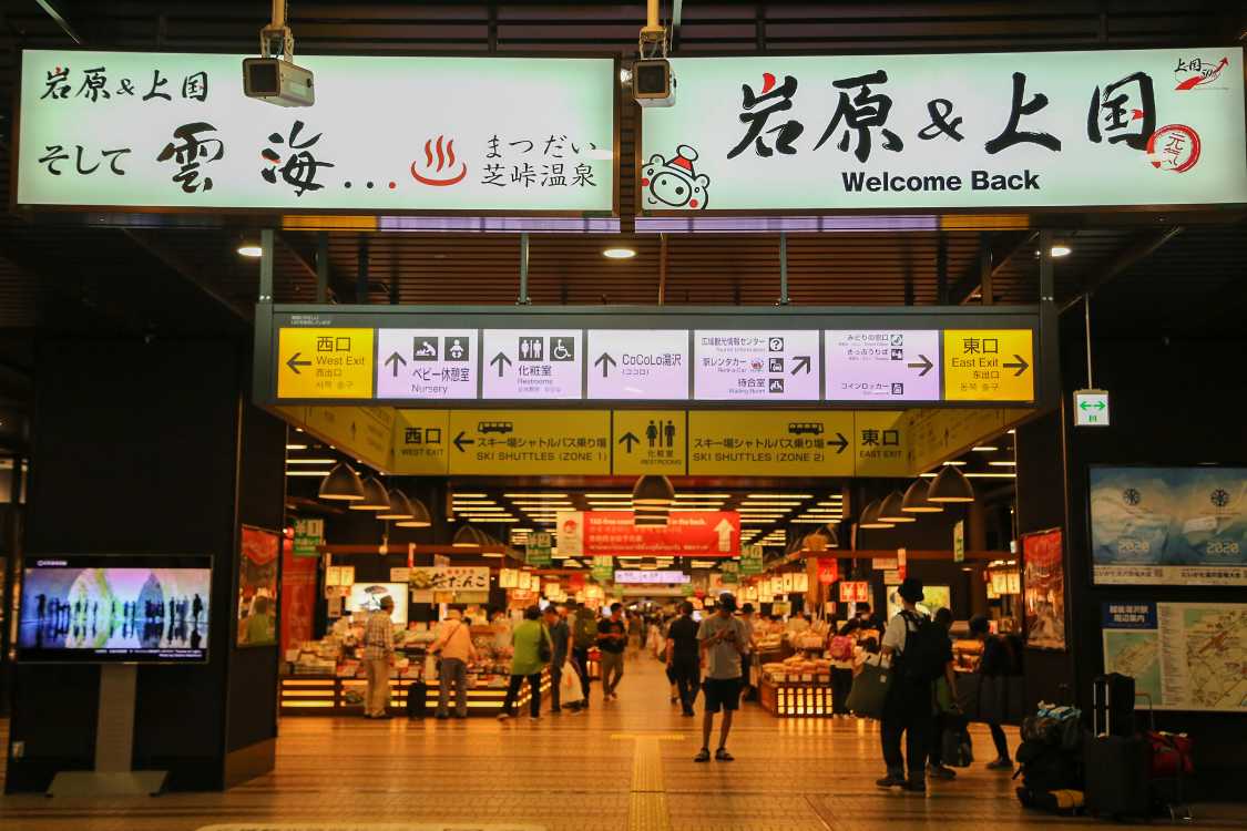 土産物売り場。月曜は混雑します。