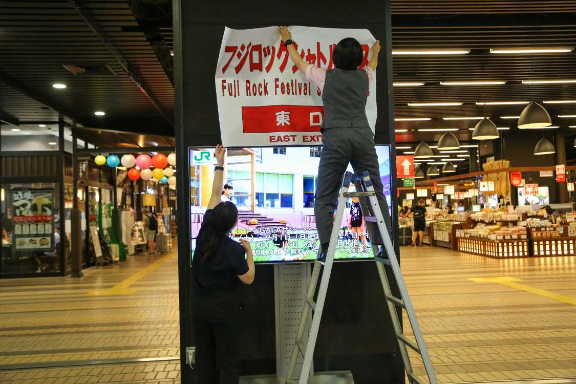 シャトルバス乗り場の案内は木曜の午前中に貼られていました。