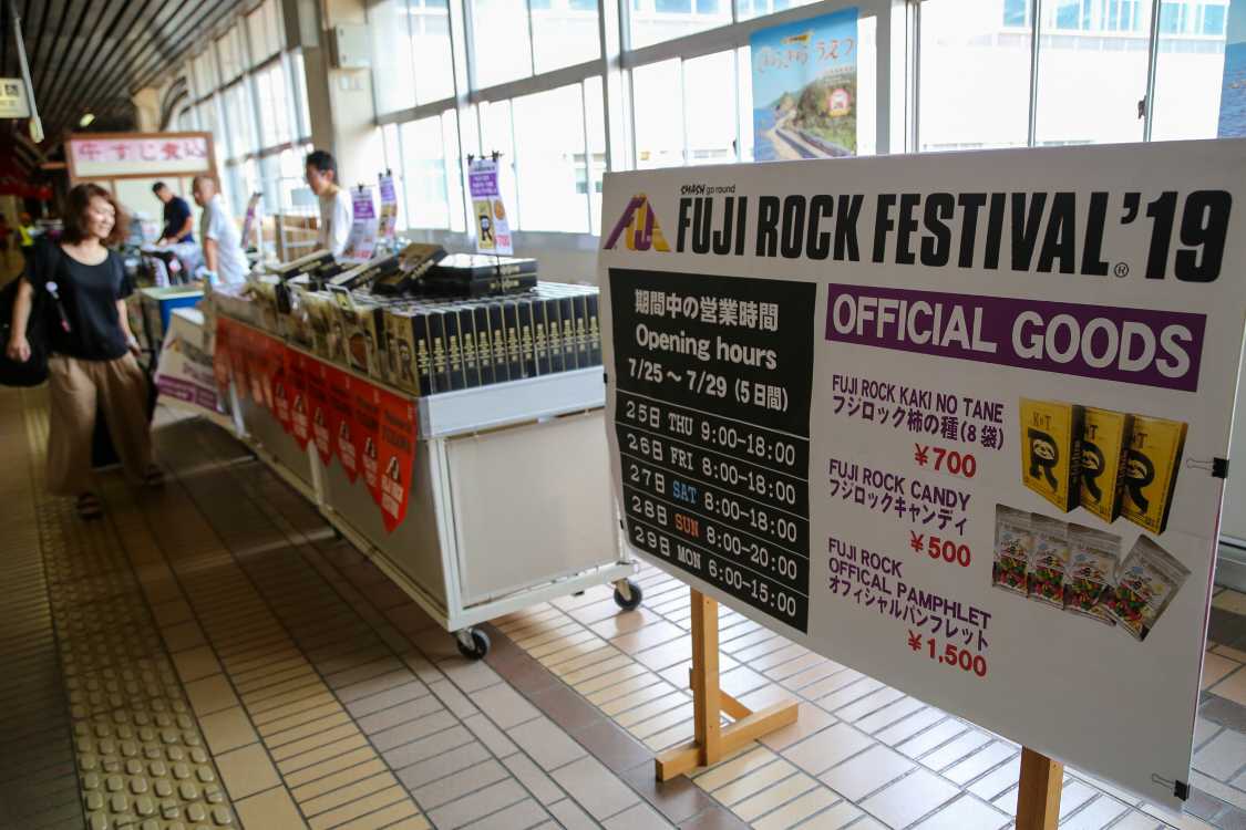 臨時の公式グッズ売り場。