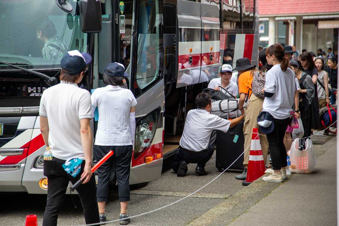 大型荷物の積み込み。