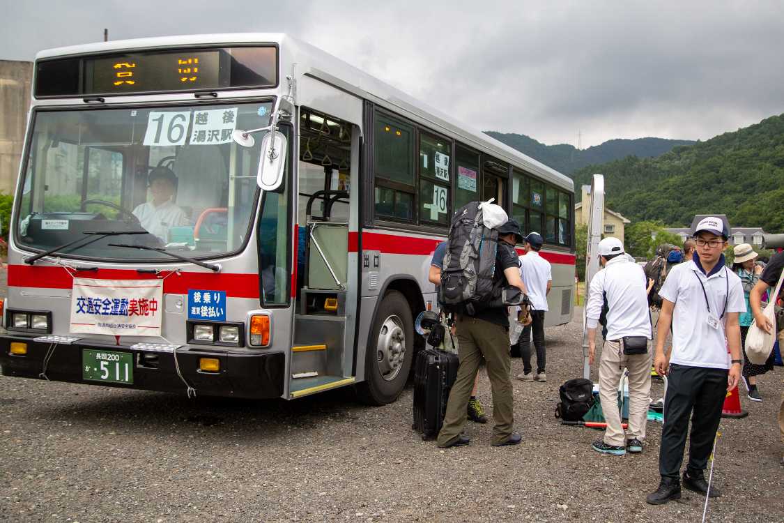 シャトルバスが会場に到着。約30～40分です。