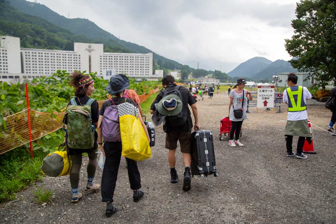 会場へ徒歩移動。