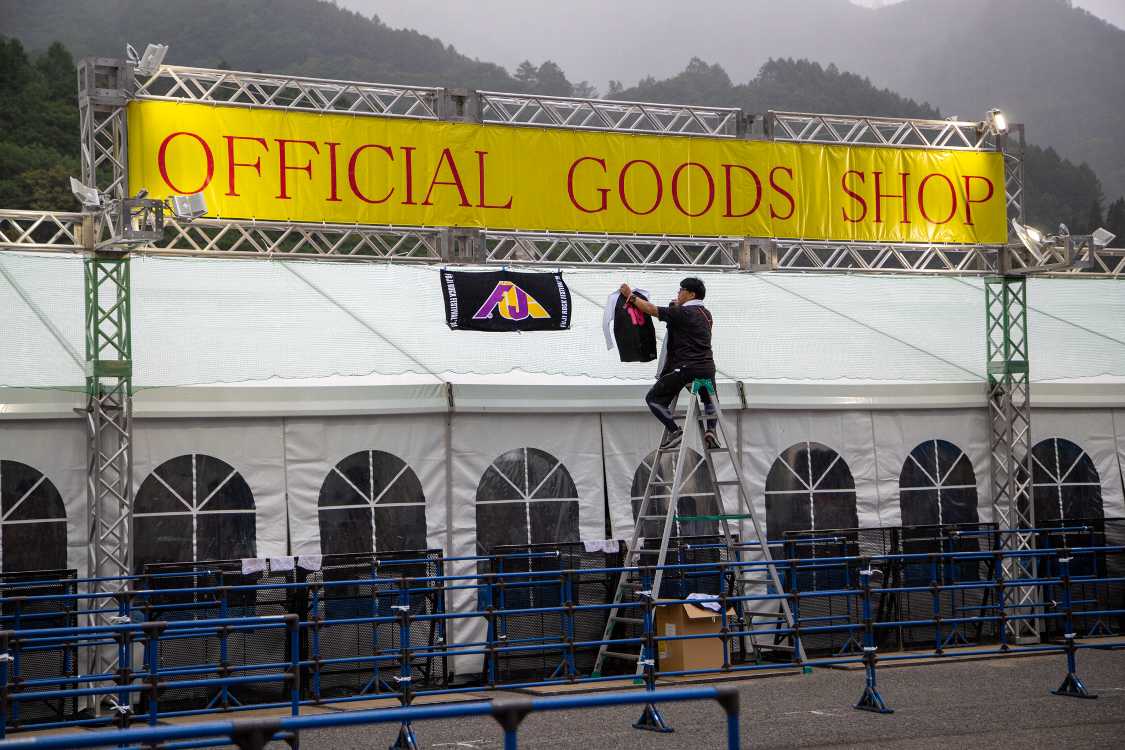 公式グッズ売り場。