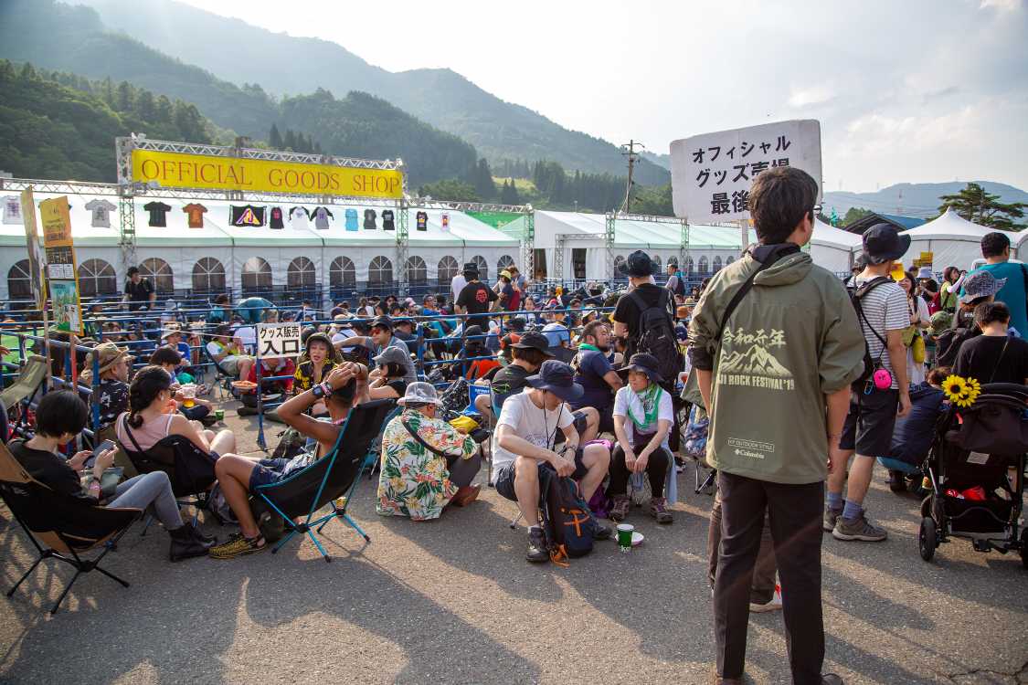 夕方には公式グッズ売り場前に大行列ができます。