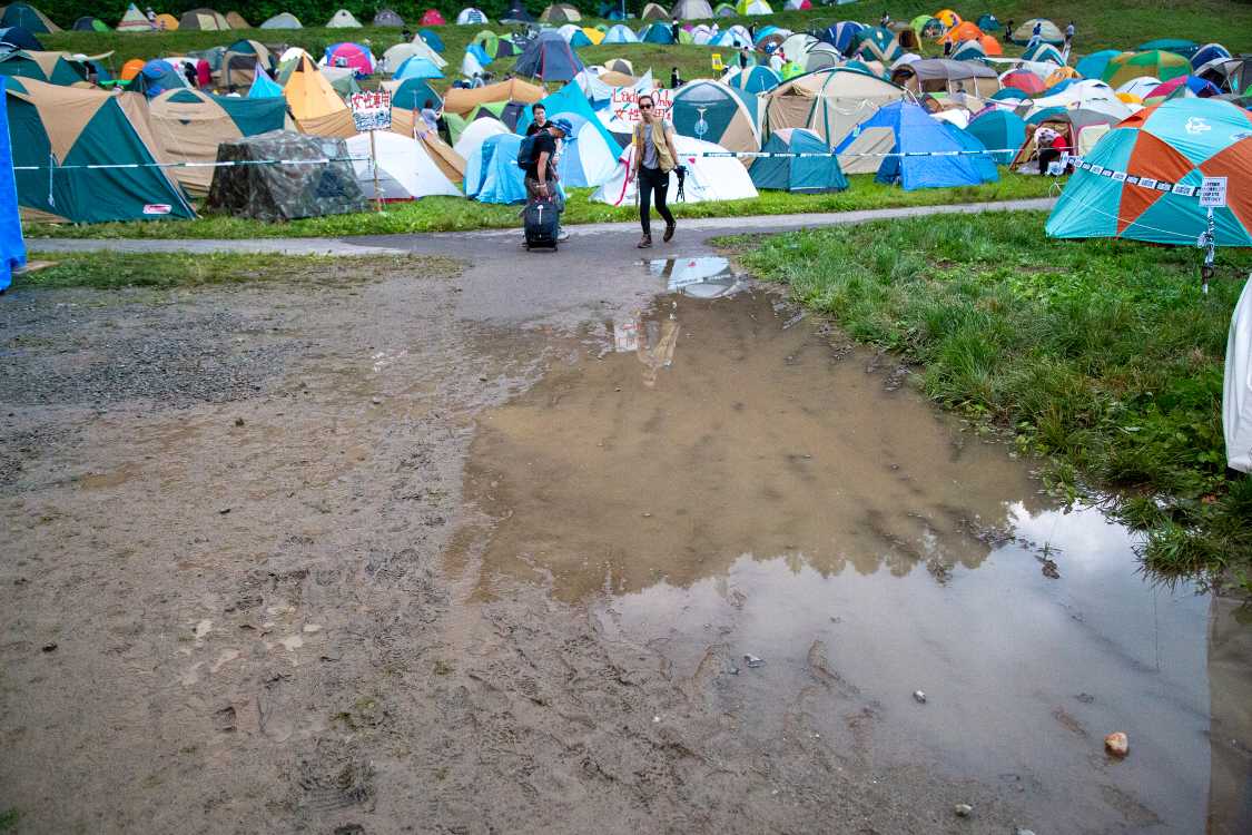 レディースサイト前の水たまり。旅行用カートは厳しい。