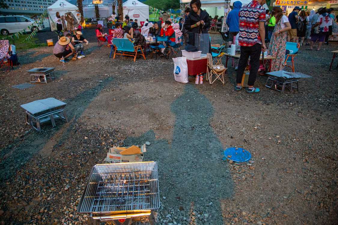 バーベキューは専用の道具が置いてありました。以前は工事用資材の代用品でした。