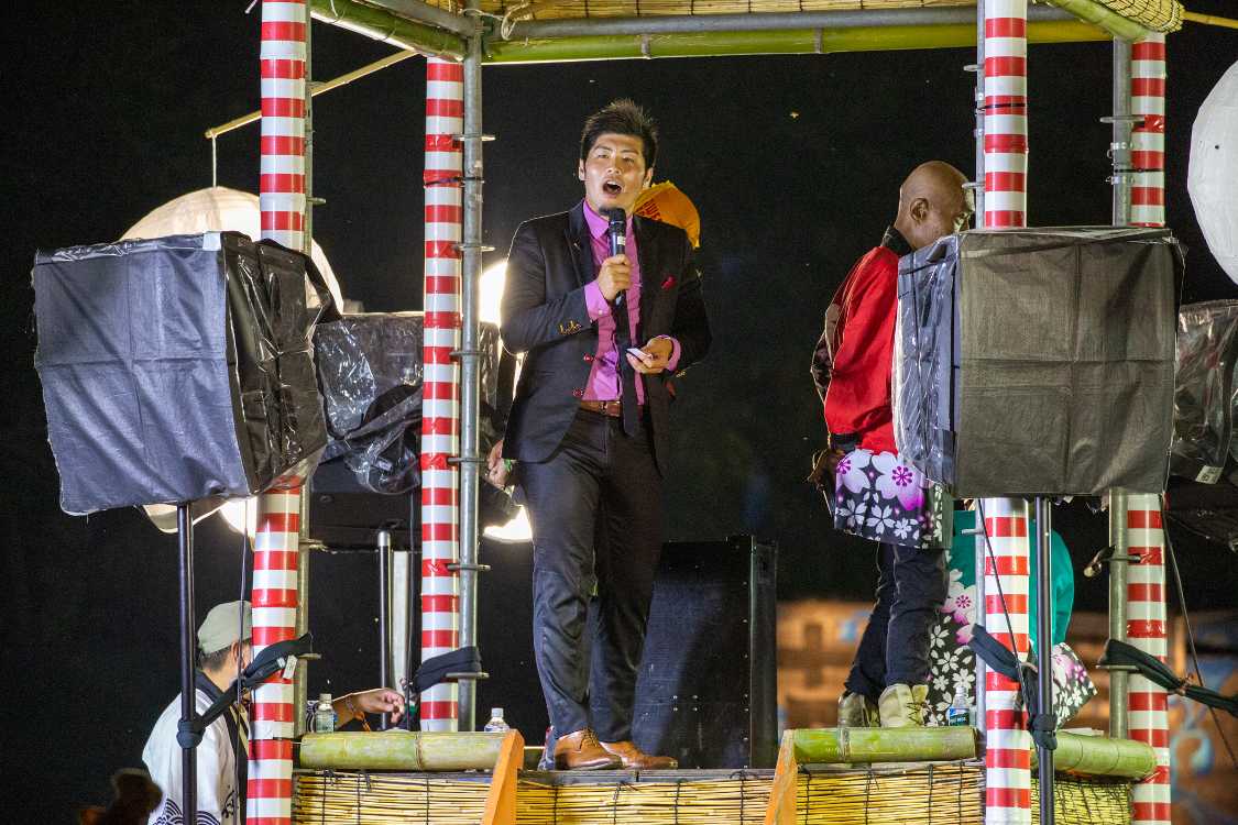 今年から櫓に立つ人が増えました。コメディアンのサク・ヤナガワ。