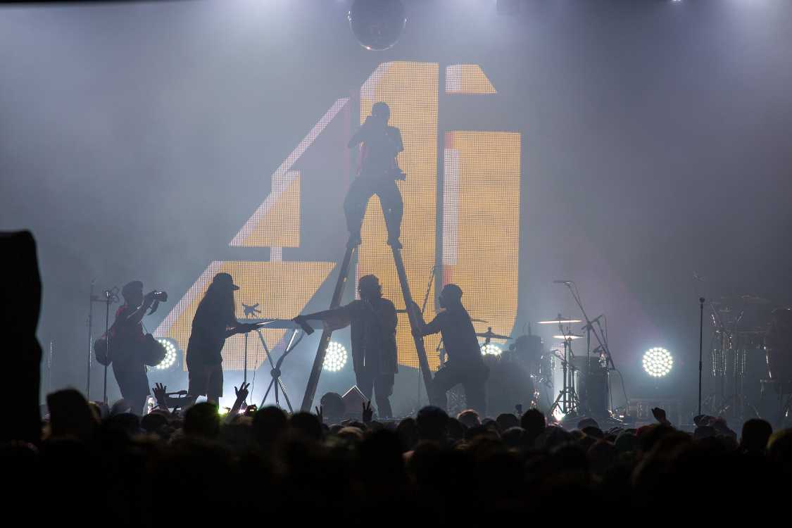 前夜祭のライブで例年通りの写真撮影。