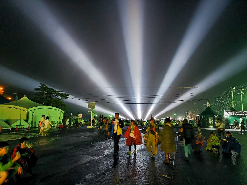 入場ゲート付近からの投光。