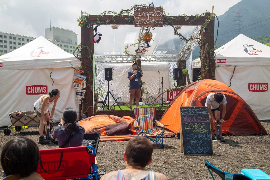 チャムスのイベント。空気でテントを膨らませています