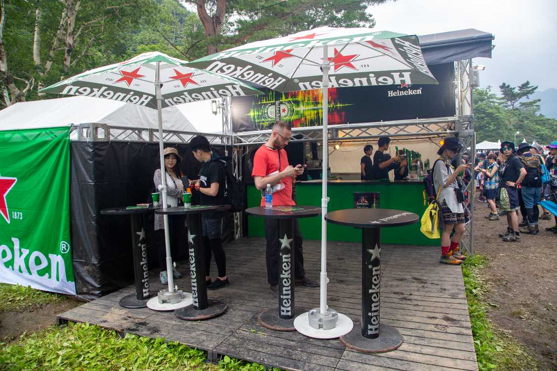 ハイネケンの横の立ち飲みテーブル。