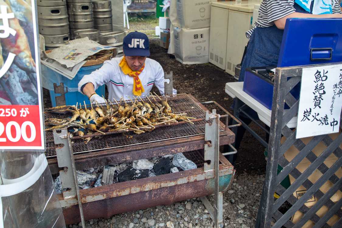 鮎の塩焼きの実演。